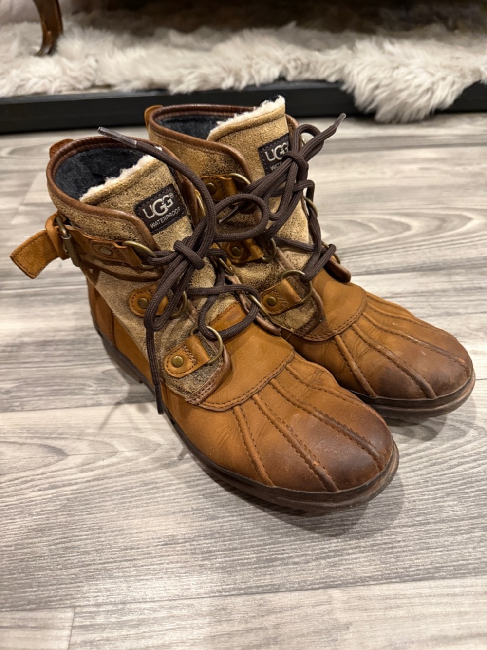 UGG Chestnut & Tan Leather Wool-Trim distressed barn Lace-Up Duck Boots 7.5 / 8
